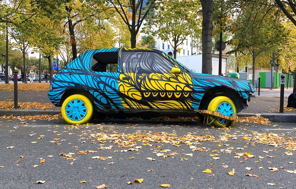 voiture street art paris moyoshi