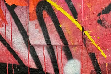 fragment de fresque street art Paris moyoshi oeuvre