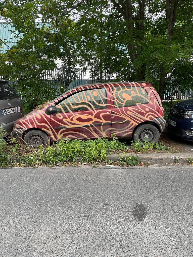 voiture abandonnée oeuvre street art moyoshi paris Twingo Renault
